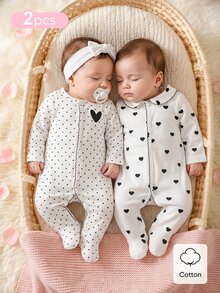 SHEIN 2件組新生女嬰連身衣，可愛愛心與波點印花，時尚對比色搭配鋸齒縫線，休閒舒適長袖連腳連身衣，2件套居家服 - 白色 - 查看 1
