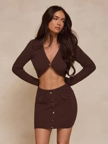 Glamine طقم نسائي بلون موحد بتصميم أزرار معدنية، كنزة قصيرة بأكمام طويلة وتنورة محبوكة، إطلالة مثيرة وعصرية - بني - مشاهدة 5