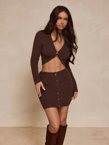 Glamine طقم نسائي بلون موحد بتصميم أزرار معدنية، كنزة قصيرة بأكمام طويلة وتنورة محبوكة، إطلالة مثيرة وعصرية - بني - مشاهدة 6