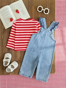 SHEIN Vintaside Kids 2件組女嬰春秋款紅、白、淺藍配色甜美俏皮風紅白條紋長袖內搭上衣，草莓刺繡荷葉邊肩帶牛仔吊帶褲套裝，寬鬆直筒褲腿，適合日常穿著、戶外玩耍、生日派對、拍照、家庭聚會 - 彩色 - 查看 2
