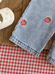 SHEIN Vintaside Kids 2件組女嬰春秋款紅、白、淺藍配色甜美俏皮風紅白條紋長袖內搭上衣，草莓刺繡荷葉邊肩帶牛仔吊帶褲套裝，寬鬆直筒褲腿，適合日常穿著、戶外玩耍、生日派對、拍照、家庭聚會 - 彩色 - 查看 5