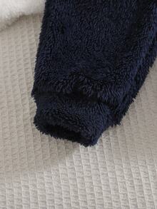 SHEIN 2件組男嬰秋冬休閒端莊風可愛字母刺繡雙面刷毛長袖白色連帽衛衣與海軍藍運動長褲套裝 - 彩色 - 查看 8