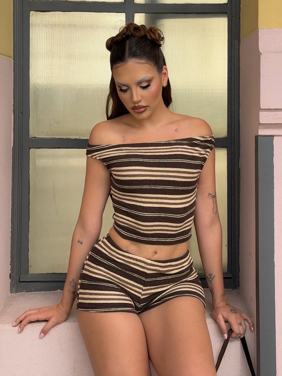 Vivi Wanderley 女士条纹不对称肩部露脐上衣和短裤两件套 - 彩色 - 查看 1