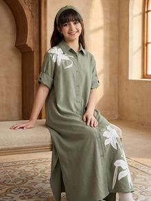 Đầm trẻ em cho bé gái tuổi teen, dệt, màu trơn xám xanh, họa tiết hoa ly lớn, cổ đứng, cài nút trước, dáng rộng, vai trễ, tay lỡ gấp, phong cách thường ngày đi du lịch mùa xuân/hè - màu xanh lá - Xem 4
