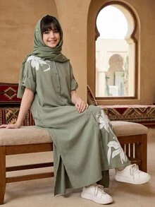 Đầm trẻ em cho bé gái tuổi teen, dệt, màu trơn xám xanh, họa tiết hoa ly lớn, cổ đứng, cài nút trước, dáng rộng, vai trễ, tay lỡ gấp, phong cách thường ngày đi du lịch mùa xuân/hè - màu xanh lá - Xem 11
