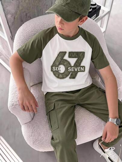Conjunto de 2 piezas para niños preadolescentes con estampado digital del número 67 en inglés, pantalones cargo azules, conjunto de pantalones con puños de manga corta de moda casual, combinación de azul y blanco