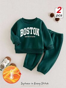 SHEIN Souflis 中性幼童 0-3T 深綠色 Boston 字母印花抓絨內裡運動衫與慢跑褲 2 件套，秋冬保暖休閒運動風嬰兒套裝 - 墨綠色 - 查看 3