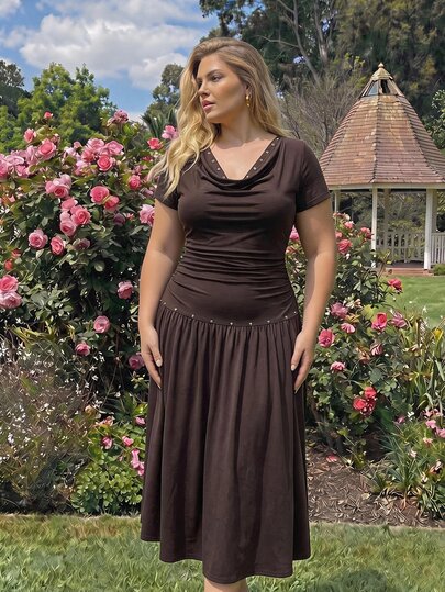 SHEIN MOD Atasan Tank Top Leher Kerah Cokelat Tua Ukuran Besar dengan Motif Foil Metalik, Gaun Panjang untuk Pesta Kebun, Liburan, Kencan Malam, Piknik, Brunch, Musim Panas, Elegan, Gaya Cottagecore Klasik.