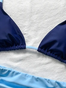 SHEIN Swim 拼色比基尼套裝，包含掛脖三角罩杯與高腰包臀短褲，修身遮肉，適合夏季海邊旅行、海濱度假與溫泉浴 - 藏蓝色 - 查看 5