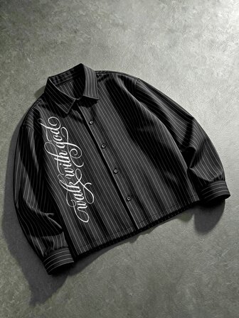 Camicia da uomo ampia a righe con maniche lunghe e stampa calligrafica