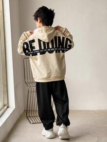 SHEIN 兒童青少年男孩休閒韓系寬鬆大字母圖案長袖連帽衛衣與鬆緊腰長褲套裝，適合秋冬、戶外玩耍、上學、街頭穿搭、派對與休閒穿著，保暖內裡刷毛厚實面料 - 卡其色 - 查看 3
