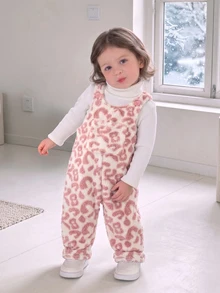 SHEIN Playful Pals 1件嬰兒連身褲，甜美酷感風格，粉色豹紋印花，無袖肩帶設計，前口袋與肩扣細節，毛絨質感，寬鬆版型，適合外出與日常穿著，秋冬款 - 粉色 - 查看 2