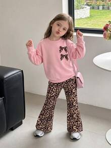 SHEIN Genkimix Kids 甜美可愛風女童2件套 豹紋3D蝴蝶結圓領衛衣＋豹紋喇叭褲，適合秋冬室內外穿著 - 彩色 - 查看 3