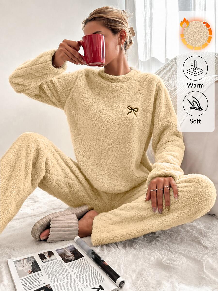 SHEIN طقم بيجامة كاجوال بأكمام طويلة من الفليس الناعم بلون سادة مع تطريز فيونكة