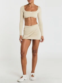 11SKNDS Atasan Crop Lengan Panjang Leher Persegi dengan Desain Punggung Terbuka, Potongan Pinggang Pas, Detail Logo Kecil, Kasual Minimalis Dasar untuk Brunch Warna Beige Musim Panas - Aprikot - View 4