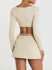 11SKNDS Atasan Crop Lengan Panjang Leher Persegi dengan Desain Punggung Terbuka, Potongan Pinggang Pas, Detail Logo Kecil, Kasual Minimalis Dasar untuk Brunch Warna Beige Musim Panas - Aprikot - View 3