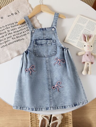 Souflis Souflis Young Girls' Sweet & Cute Style Denim Pinafore Dress, Summer New Arrival, Light Vintage Denim Blue, Pink Bow Embroidery, 3D Bow Design, Fitted Silhouette, Soft & Comfortable Fabric, Suitable For School, Commute, Daily Fashionable Wear