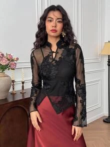 EastFlair Blus Model Baru Gaya Cina dengan Kancing Katak, Renda Transparan, Lengan Lonceng, dan Pinggang Asimetris - Hitam - View 3