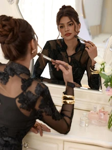 EastFlair Blus Model Baru Gaya Cina dengan Kancing Katak, Renda Transparan, Lengan Lonceng, dan Pinggang Asimetris - Hitam - View 5