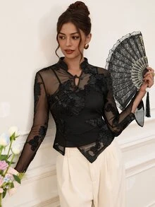EastFlair Blus Model Baru Gaya Cina dengan Kancing Katak, Renda Transparan, Lengan Lonceng, dan Pinggang Asimetris - Hitam - View 8