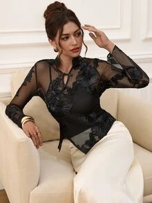 EastFlair Blus Model Baru Gaya Cina dengan Kancing Katak, Renda Transparan, Lengan Lonceng, dan Pinggang Asimetris - Hitam - View 7
