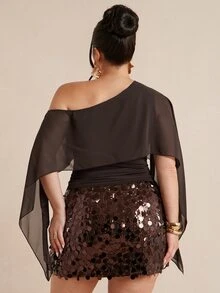 SHEIN BAE CURVE ملابس علوية نسائية مقاس كبير باللون البني بتصميم كتف غير متماثل وتجاعيد موضة، حافة غير متماثلة للحفلات والسهرات الليلية، هالوين، الخروج، كاجوال، Y2k، مثيرة، أساسية، بلوزات حفلة التخرج - بني - مشاهدة 4