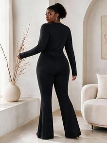 CurvyTilda 秋冬天鹅领不对称褶皱长袖T恤搭配喇叭裤，黑色弹力针织两件套，适合休闲、约会、派对、返校、通勤黑色两件套曲线裤套装 - 黑色 - 查看 2