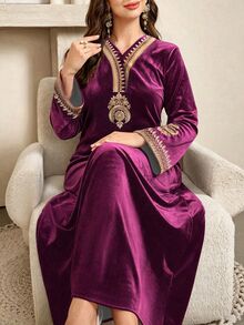 SHEIN Najma 女款大尺碼花卉印花酒紫色長洋裝，時尚復古V領長袖優雅金色水鑽天鵝絨阿拉伯風洋裝，秋季女裝長洋裝 - 彩色 - 查看 4