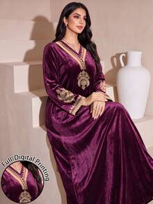 SHEIN Najma 女款大尺碼花卉印花酒紫色長洋裝，時尚復古V領長袖優雅金色水鑽天鵝絨阿拉伯風洋裝，秋季女裝長洋裝 - 彩色 - 查看 1