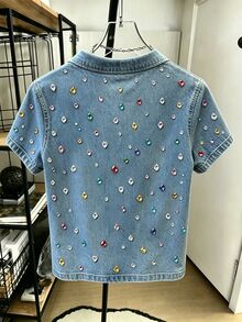 Resyla 熱銷推薦，美式復古甜酷 3D 彩虹水鑽女款領口前 V 領 T-shirt，短版修身剪裁，適合校園、日常、購物與街頭穿搭 - 彩色 - 查看 2