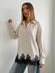 Aloruh بلوزة نسائية أنيقة للتنقل بتصميم كتل لونية مع تطريز دانتيل - رمادي فاتح - مشاهدة 7