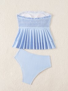 SHEIN Swim 無肩帶款式，領口採抓皺邊緣與百褶飾邊，增添溫柔少女魅力；胸部區域採用全抓皺與抽褶工藝，彈性充足，適應不同胸型，內建聚攏效果，無需肩帶；腰部與腹部區域為雙層抓皺蛋糕裙，裙襬隨動作呈現自然垂墜與飄逸效果，適合海灘度假與泳池 - 彩色 - 查看 2