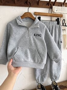 SHEIN 2件組男童休閒舒適百搭立領半拉鍊套頭運動衫，附貼袋與拼色King字母印花，搭配寬鬆運動工裝褲，保暖內裡刷毛厚實面料，適合冬季 - 彩色 - 查看 3