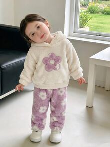 SHEIN Playful Pals 2件組女嬰秋冬日常百搭可愛保暖抓絨法蘭絨愛心連帽衛衣與長褲套裝 - 淺粉色 - 查看 1