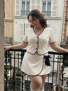 SHEIN MOD طقم نسائي كاجوال يومي من قطعتين بمقاس كبير، ملابس علوية بياقة V وألوان متباينة وأزرار أمامية وأكمام قصيرة مع تنورة قصيرة - لون مشمشي - مشاهدة 16