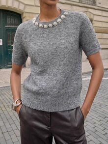 Maija Atasan Rajut Wanita Warna Abu-abu Muda dengan Hiasan Berlian di Garis Leher, Lengan Pendek, Kasual Kantor, Elegan - Grey - View 2