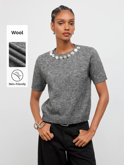 Maija Top de punto gris para mujer con decoración de diamantes en el escote, manga corta