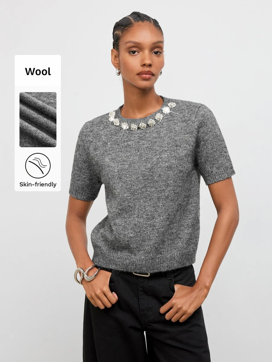 Maija Atasan Rajut Wanita Warna Abu-abu Muda dengan Hiasan Berlian di Garis Leher, Lengan Pendek, Kasual Kantor, Elegan - Grey - View 1