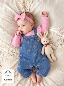 SHEIN Playful Pals 2件組新生兒套裝，甜美可愛風，蝴蝶結刺繡裝飾，荷葉袖長袖內搭上衣搭配肩帶牛仔吊帶褲，前口袋、開襟褲襠設計，寬鬆版型套裝，適合日常休閒穿著，可愛嬰兒套裝 - 彩色 - 查看 3