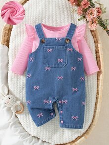 SHEIN Playful Pals 2件組新生兒套裝，甜美可愛風，蝴蝶結刺繡裝飾，荷葉袖長袖內搭上衣搭配肩帶牛仔吊帶褲，前口袋、開襟褲襠設計，寬鬆版型套裝，適合日常休閒穿著，可愛嬰兒套裝 - 彩色 - 查看 4