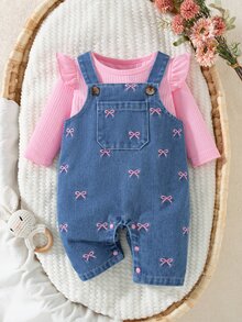 SHEIN Playful Pals 2件組新生兒套裝，甜美可愛風，蝴蝶結刺繡裝飾，荷葉袖長袖內搭上衣搭配肩帶牛仔吊帶褲，前口袋、開襟褲襠設計，寬鬆版型套裝，適合日常休閒穿著，可愛嬰兒套裝 - 彩色 - 查看 6