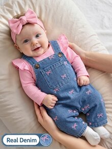 SHEIN Playful Pals 2件組新生兒套裝，甜美可愛風，蝴蝶結刺繡裝飾，荷葉袖長袖內搭上衣搭配肩帶牛仔吊帶褲，前口袋、開襟褲襠設計，寬鬆版型套裝，適合日常休閒穿著，可愛嬰兒套裝 - 彩色 - 查看 1