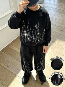 青少年男孩運動衫套裝，圓領運動衫配羅紋領口、袖口與下擺；正面垂直火焰圖案印花，帶星光高光澤裝飾模擬水鑽閃亮效果；配套羅紋袖口長褲，褲腿外側兩側火焰水鑽風印花與上衣相呼應 - 彩色 - 查看 4