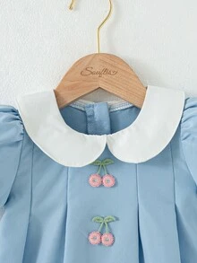 Souflis Souflis 法式新款浅蓝色女婴泡泡袖双层彼得潘领A字连衣裙。饰以小樱桃图案，采用优质面料，A字廓形。泡泡袖和双层彼得潘领设计增添了一丝俏皮可爱。无论是日常穿着还是特殊场合，都能让您的宝宝成为众人瞩目的焦点，是宝宝衣橱中不可或缺的时尚单品。 - 淺藍色 - 查看 8
