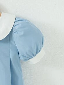 Souflis Souflis 法式新款浅蓝色女婴泡泡袖双层彼得潘领A字连衣裙。饰以小樱桃图案，采用优质面料，A字廓形。泡泡袖和双层彼得潘领设计增添了一丝俏皮可爱。无论是日常穿着还是特殊场合，都能让您的宝宝成为众人瞩目的焦点，是宝宝衣橱中不可或缺的时尚单品。 - 淺藍色 - 查看 7