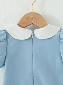 Souflis Souflis 法式新款浅蓝色女婴泡泡袖双层彼得潘领A字连衣裙。饰以小樱桃图案，采用优质面料，A字廓形。泡泡袖和双层彼得潘领设计增添了一丝俏皮可爱。无论是日常穿着还是特殊场合，都能让您的宝宝成为众人瞩目的焦点，是宝宝衣橱中不可或缺的时尚单品。 - 淺藍色 - 查看 6