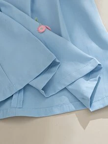 Souflis Souflis 法式新款浅蓝色女婴泡泡袖双层彼得潘领A字连衣裙。饰以小樱桃图案，采用优质面料，A字廓形。泡泡袖和双层彼得潘领设计增添了一丝俏皮可爱。无论是日常穿着还是特殊场合，都能让您的宝宝成为众人瞩目的焦点，是宝宝衣橱中不可或缺的时尚单品。 - 淺藍色 - 查看 11