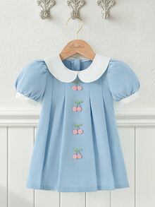 Souflis Souflis 法式新款浅蓝色女婴泡泡袖双层彼得潘领A字连衣裙。饰以小樱桃图案，采用优质面料，A字廓形。泡泡袖和双层彼得潘领设计增添了一丝俏皮可爱。无论是日常穿着还是特殊场合，都能让您的宝宝成为众人瞩目的焦点，是宝宝衣橱中不可或缺的时尚单品。 - 淺藍色 - 查看 5