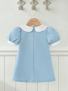 Souflis Souflis 法式新款浅蓝色女婴泡泡袖双层彼得潘领A字连衣裙。饰以小樱桃图案，采用优质面料，A字廓形。泡泡袖和双层彼得潘领设计增添了一丝俏皮可爱。无论是日常穿着还是特殊场合，都能让您的宝宝成为众人瞩目的焦点，是宝宝衣橱中不可或缺的时尚单品。 - 淺藍色 - 查看 3
