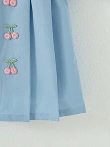 Souflis Souflis 法式新款浅蓝色女婴泡泡袖双层彼得潘领A字连衣裙。饰以小樱桃图案，采用优质面料，A字廓形。泡泡袖和双层彼得潘领设计增添了一丝俏皮可爱。无论是日常穿着还是特殊场合，都能让您的宝宝成为众人瞩目的焦点，是宝宝衣橱中不可或缺的时尚单品。 - 淺藍色 - 查看 9